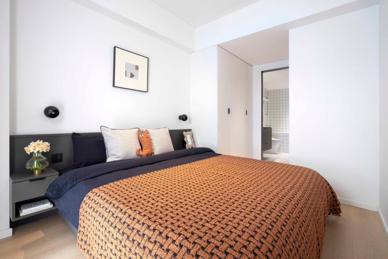 Base-Beijing Wangfujing Serviced Apartment- In Hutong &Bike Rental &Close To Forbidden City, Tian'Anmen Square &Subway Nearby &Free Coffee &Washing Machine,Kitchen &Restaurant Discount &English Speaking &High Speed Free Wifi Exterior foto A bedroom