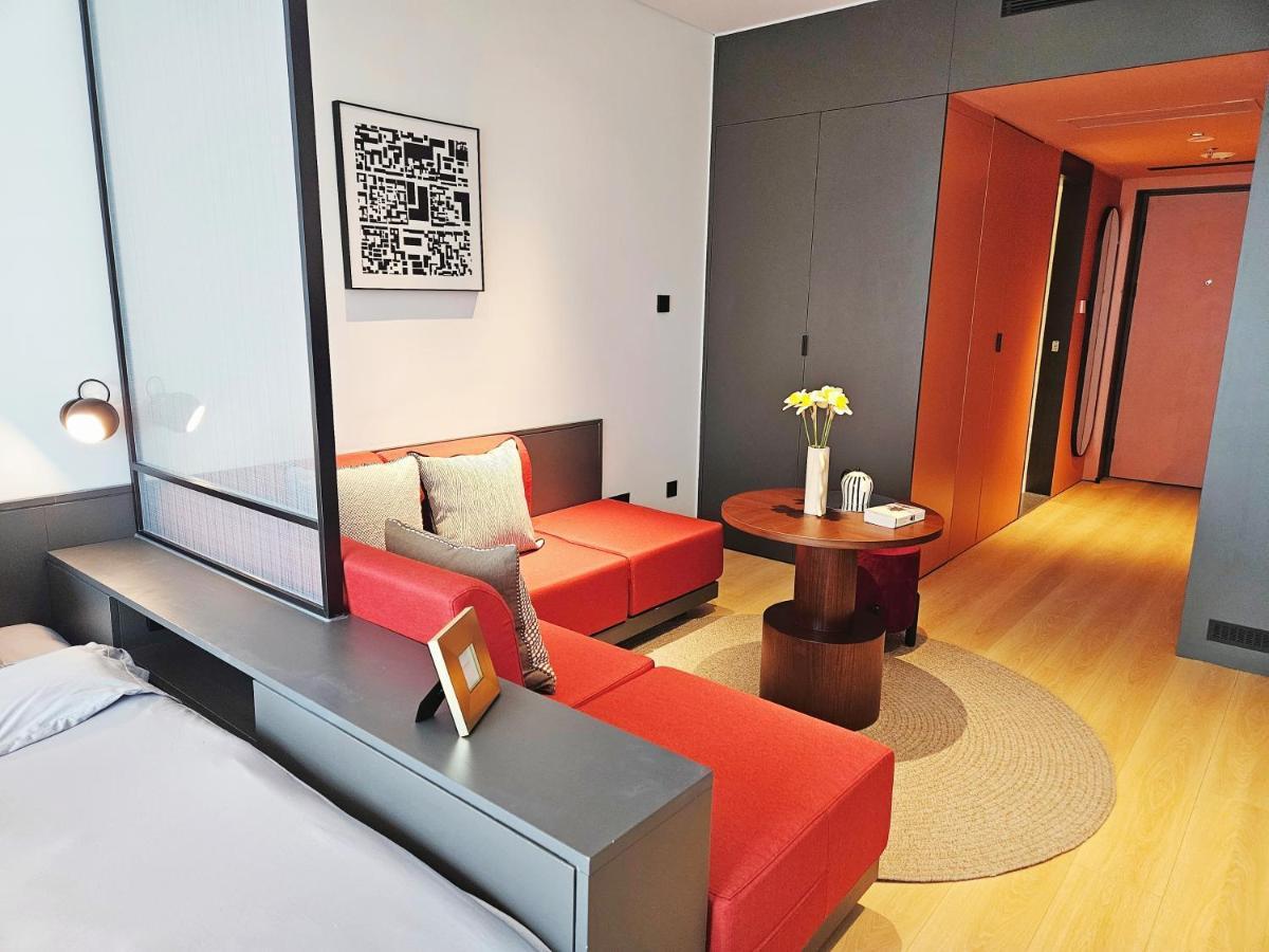 Base-Beijing Wangfujing Serviced Apartment- In Hutong &Bike Rental &Close To Forbidden City, Tian'Anmen Square &Subway Nearby &Free Coffee &Washing Machine,Kitchen &Restaurant Discount &English Speaking &High Speed Free Wifi Exterior foto A room at the hotel