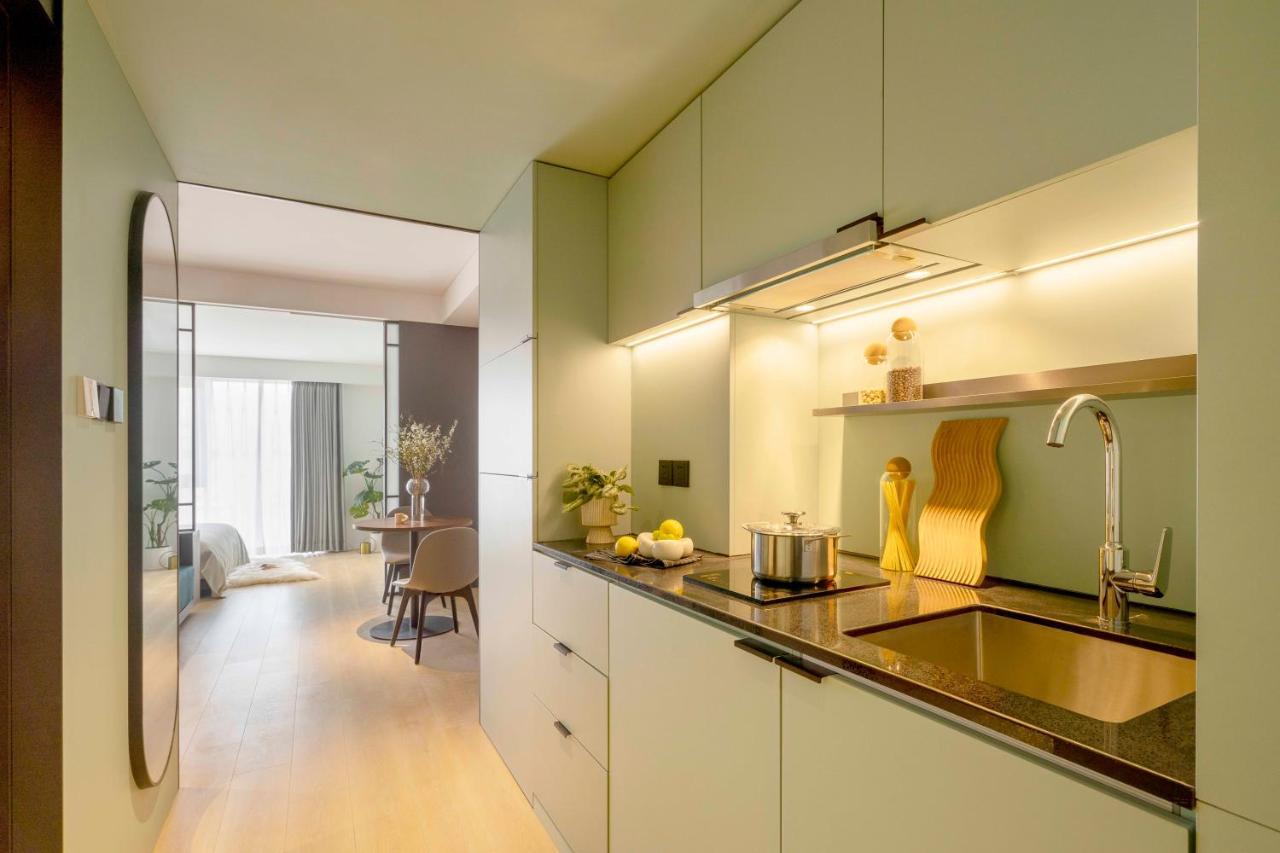 Base-Beijing Wangfujing Serviced Apartment- In Hutong &Bike Rental &Close To Forbidden City, Tian'Anmen Square &Subway Nearby &Free Coffee &Washing Machine,Kitchen &Restaurant Discount &English Speaking &High Speed Free Wifi Exterior foto Kitchen