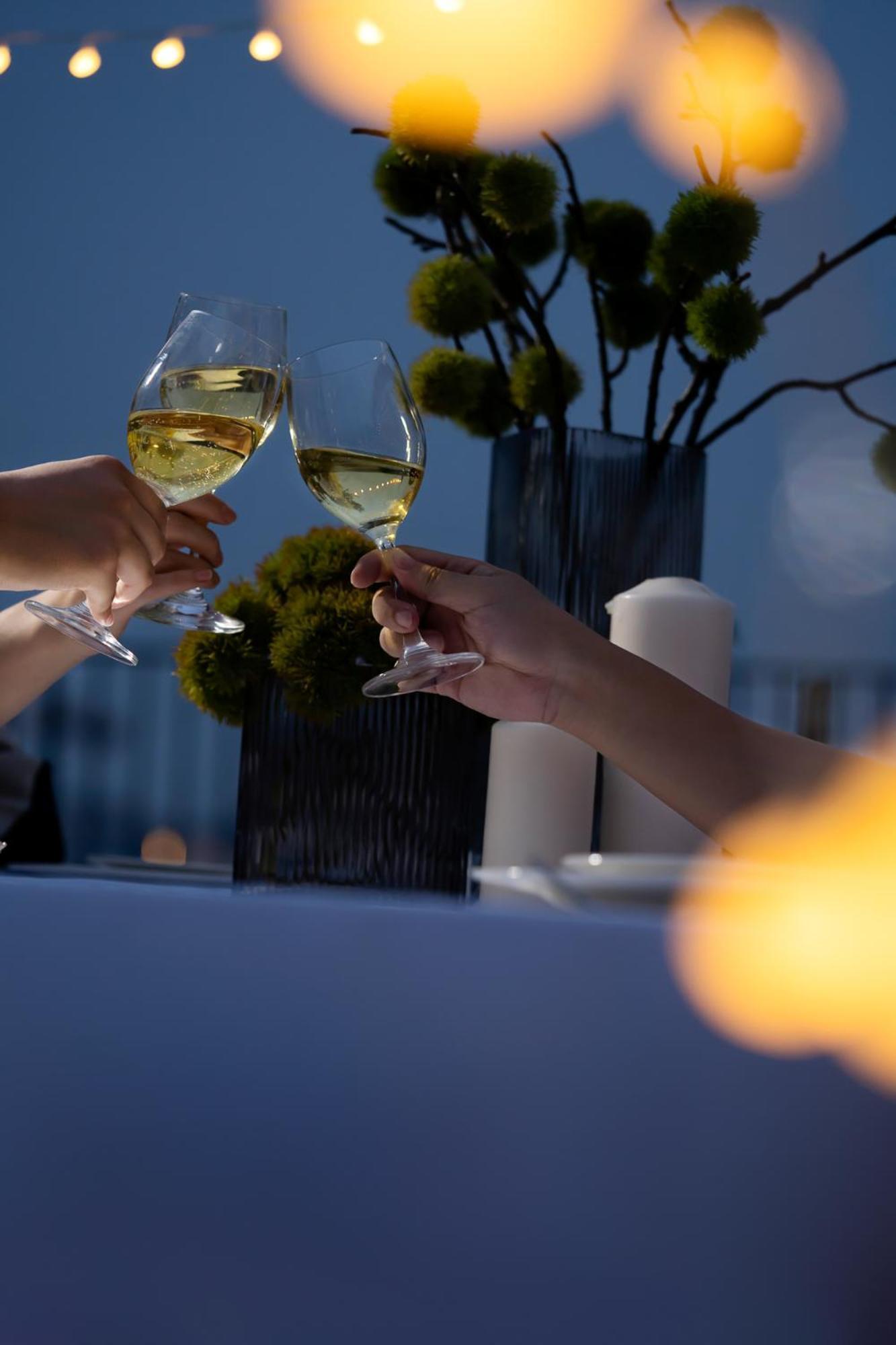 Base-Beijing Wangfujing Serviced Apartment- In Hutong &Bike Rental &Close To Forbidden City, Tian'Anmen Square &Subway Nearby &Free Coffee &Washing Machine,Kitchen &Restaurant Discount &English Speaking &High Speed Free Wifi Exterior foto Wine glasses
