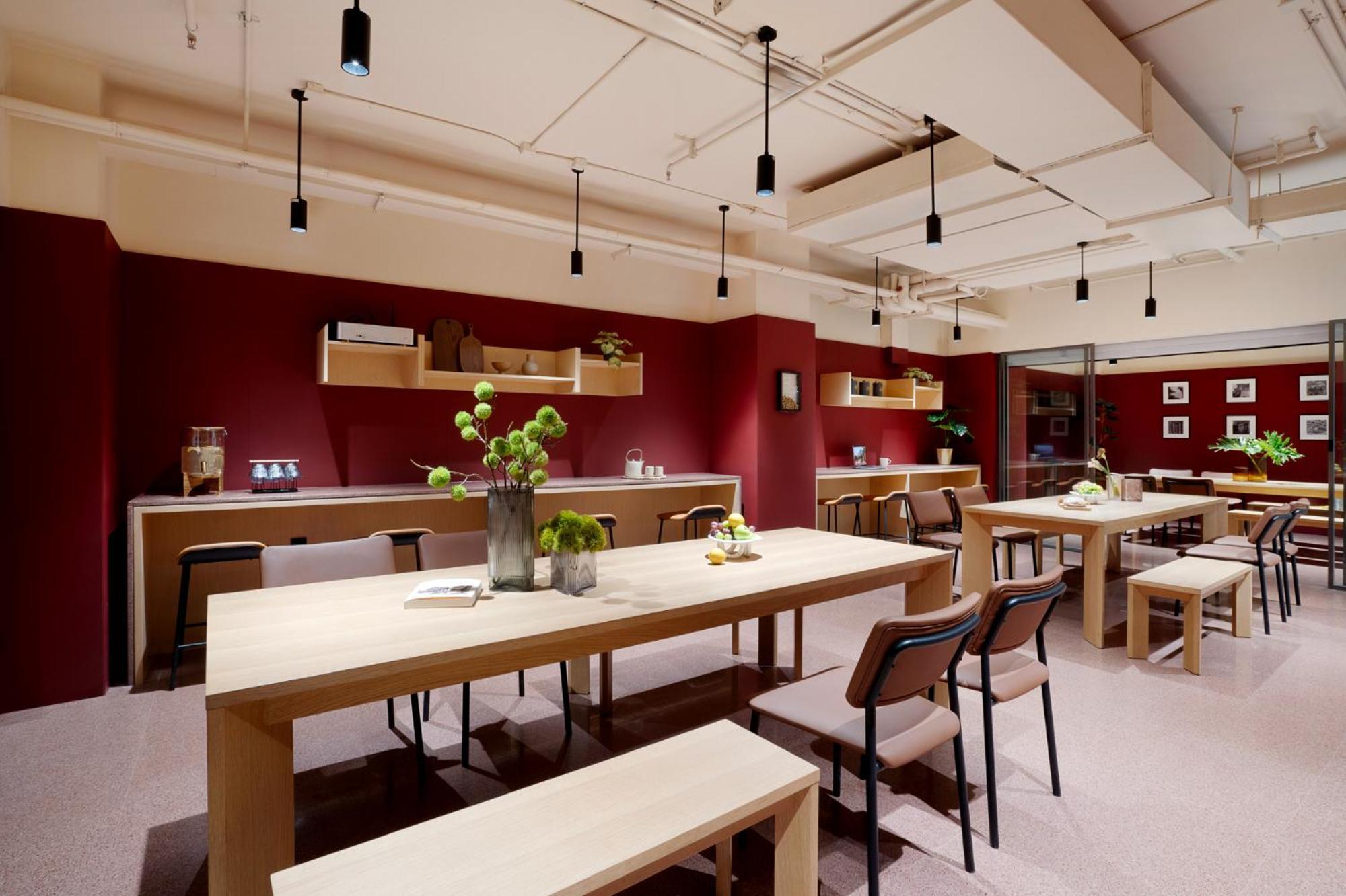 Base-Beijing Wangfujing Serviced Apartment- In Hutong &Bike Rental &Close To Forbidden City, Tian'Anmen Square &Subway Nearby &Free Coffee &Washing Machine,Kitchen &Restaurant Discount &English Speaking &High Speed Free Wifi Exterior foto The lounge at Hong Kong International Airport
