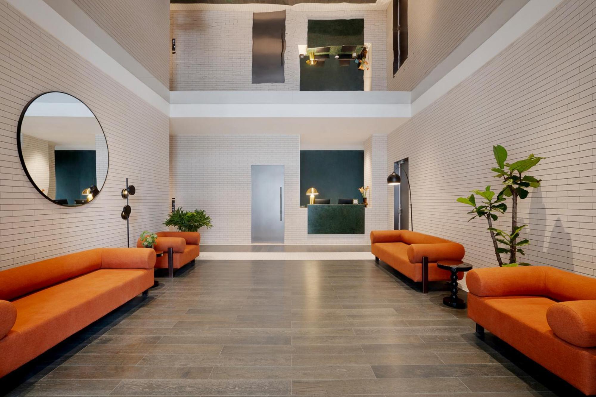 Base-Beijing Wangfujing Serviced Apartment- In Hutong &Bike Rental &Close To Forbidden City, Tian'Anmen Square &Subway Nearby &Free Coffee &Washing Machine,Kitchen &Restaurant Discount &English Speaking &High Speed Free Wifi Exterior foto The lobby of the hotel