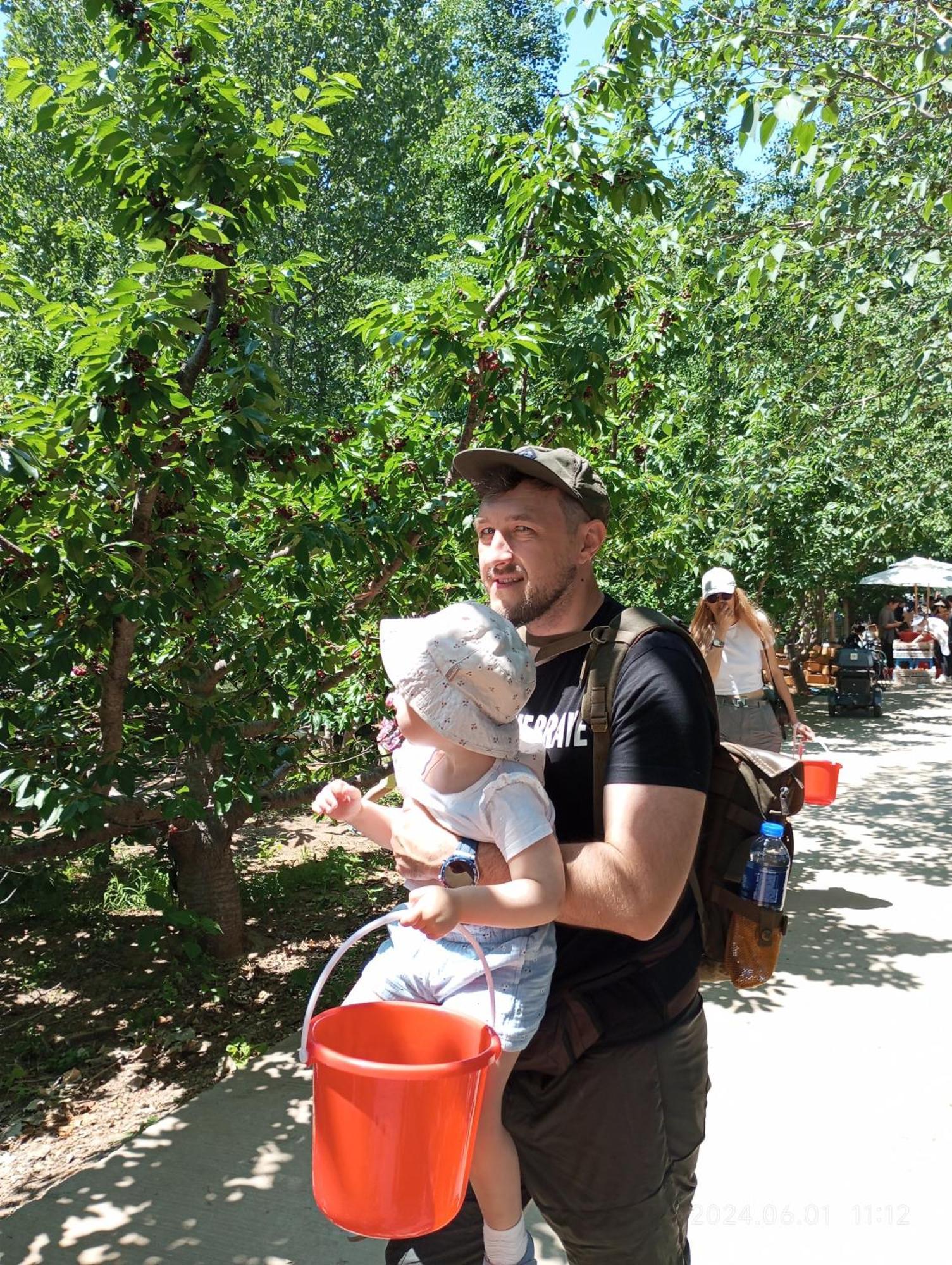Base-Beijing Wangfujing Serviced Apartment- In Hutong &Bike Rental &Close To Forbidden City, Tian'Anmen Square &Subway Nearby &Free Coffee &Washing Machine,Kitchen &Restaurant Discount &English Speaking &High Speed Free Wifi Exterior foto A father with his child