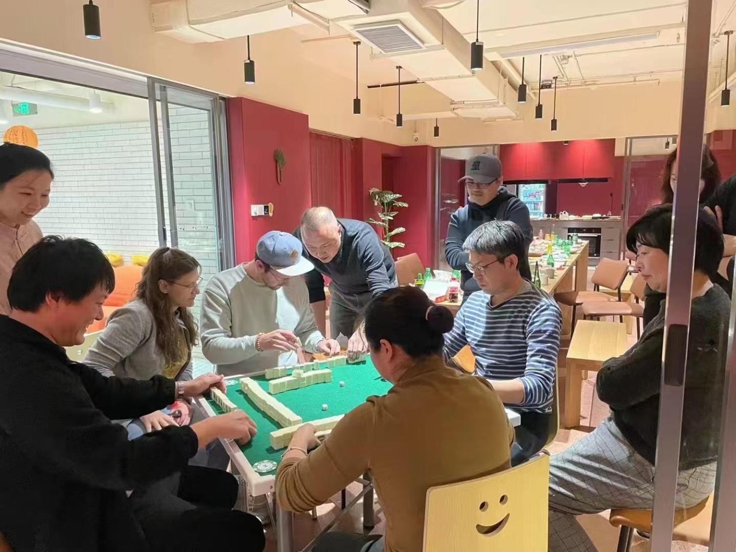 Base-Beijing Wangfujing Serviced Apartment- In Hutong &Bike Rental &Close To Forbidden City, Tian'Anmen Square &Subway Nearby &Free Coffee &Washing Machine,Kitchen &Restaurant Discount &English Speaking &High Speed Free Wifi Exterior foto A mahjong game in progress