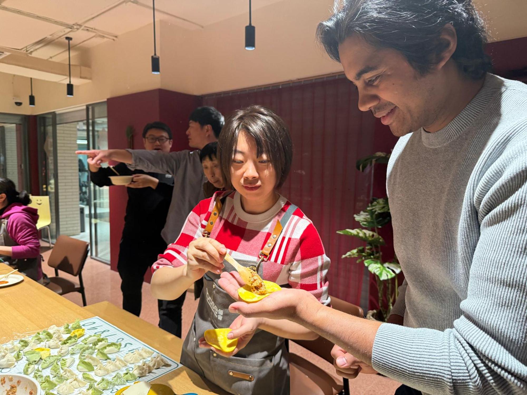 Base-Beijing Wangfujing Serviced Apartment- In Hutong &Bike Rental &Close To Forbidden City, Tian'Anmen Square &Subway Nearby &Free Coffee &Washing Machine,Kitchen &Restaurant Discount &English Speaking &High Speed Free Wifi Exterior foto A woman and a man at a restaurant in Tokyo, Japan