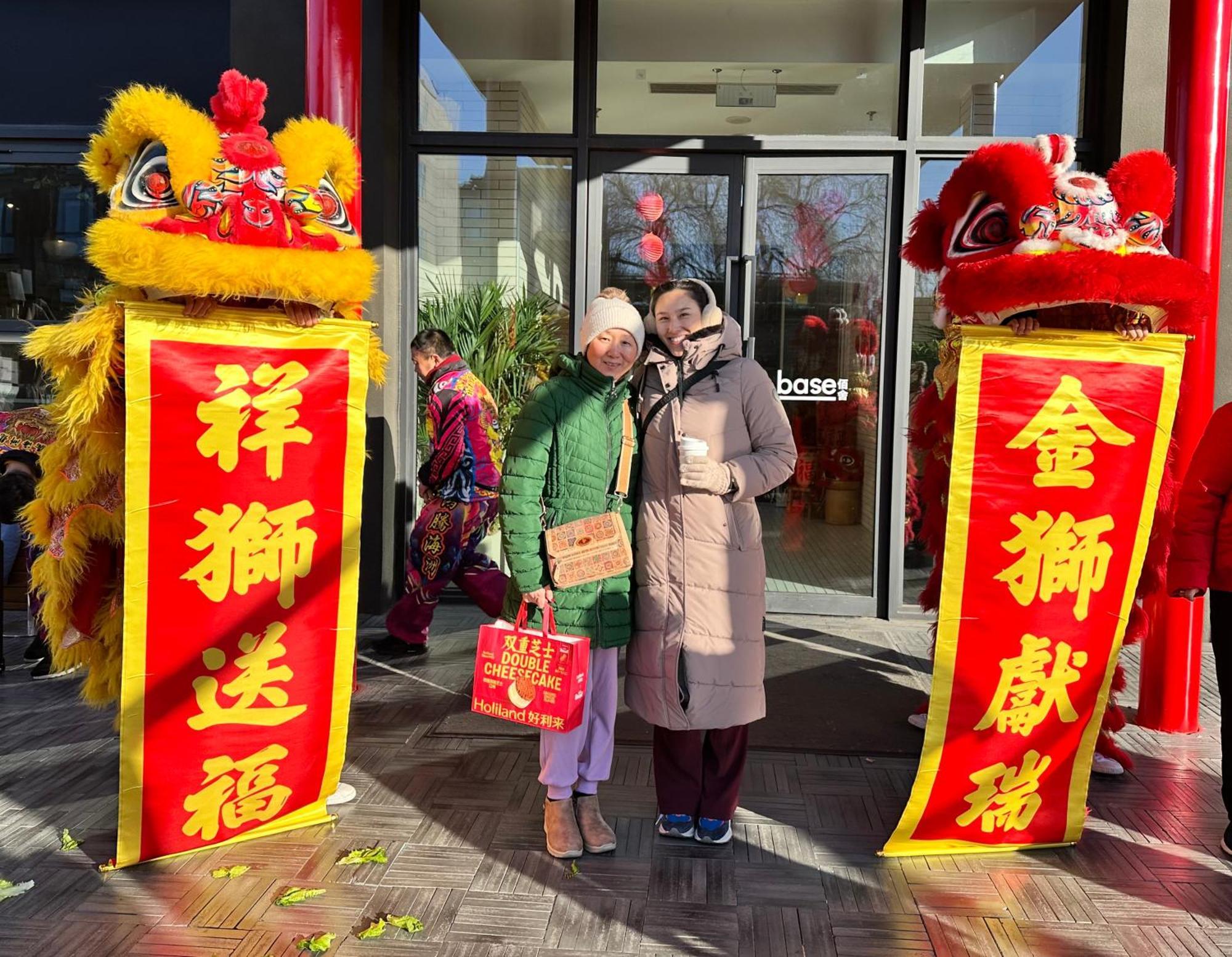 Base-Beijing Wangfujing Serviced Apartment- In Hutong &Bike Rental &Close To Forbidden City, Tian'Anmen Square &Subway Nearby &Free Coffee &Washing Machine,Kitchen &Restaurant Discount &English Speaking &High Speed Free Wifi Exterior foto Chinese New Year celebrations at the shopping centre in 2018
